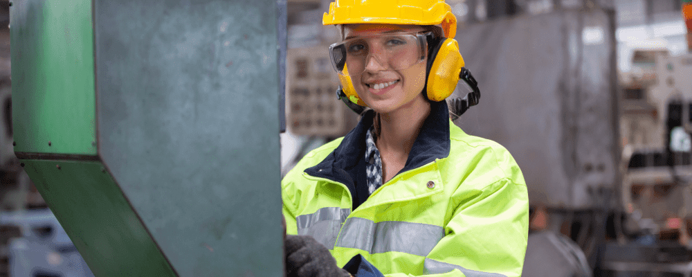 Auf diesem Bild ist eine Person zu sehen, die eine Ausbildung zum/r Zerspanungsmechaniker/in für Drehmaschinensysteme absolviert. Dieser Beruf umfasst die Bedienung und Wartung von Drehmaschinen, um Metall- und Kunststoffteile herzustellen oder zu bearbeiten. 