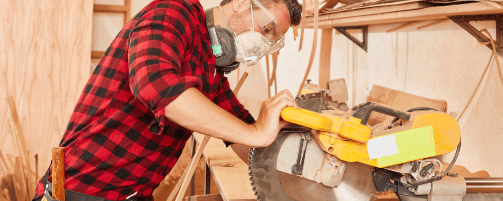 Auf diesem Bild ist eine Person zu sehen, die eine Ausbildung zum/r Zimmerer/in absolviert. Die Person ist damit beschäftigt, Holz zu bearbeiten und daraus neue Objekte zu erschaffen. Dieser Beruf erfordert viel Geschick und Können, um das Holz so zu bearbeiten, dass es perfekt für die gewünschte Anwendung geeignet ist.