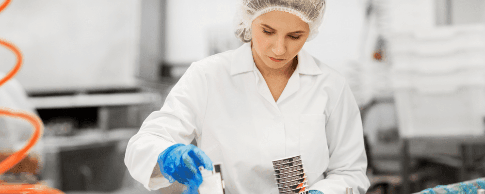 Auf diesem Bild ist eine Person zu sehen, die eine Ausbildung zum/r Fachkraft für Speiseeis absolviert. 