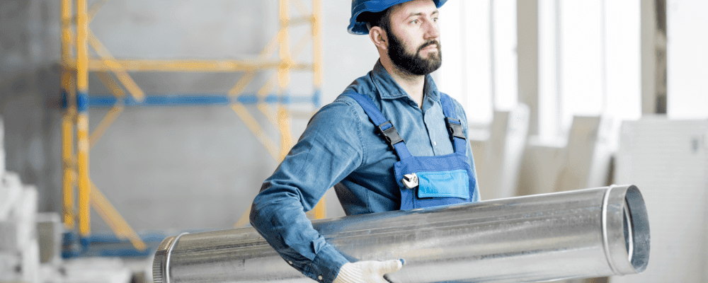 Auf diesem Bild ist eine Person zu sehen, die eine Ausbildung zum/r Fachkraft für Wasserversorgungstechnik absolviert. Dieser Beruf umfasst die Planung, Installation und Wartung von Anlagen der Trinkwasserversorgung. Die Fachkraft für Wasserversorgungstechnik sorgt dafür, dass in Haushalten und Unternehmen stets sauberes Trinkwasser zur Verfügung steht.