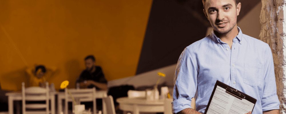 Eine Person, die eine Ausbildung zum/r Fachmann/-frau für Systemgastronomie absolviert. Dieser Beruf ist sehr interessant und abwechslungsreich. Die Person hat ein breites Wissen über die verschiedenen Bereiche der Gastronomie und kann dieses Wissen erfolgreich in ihrer Arbeit anwenden.