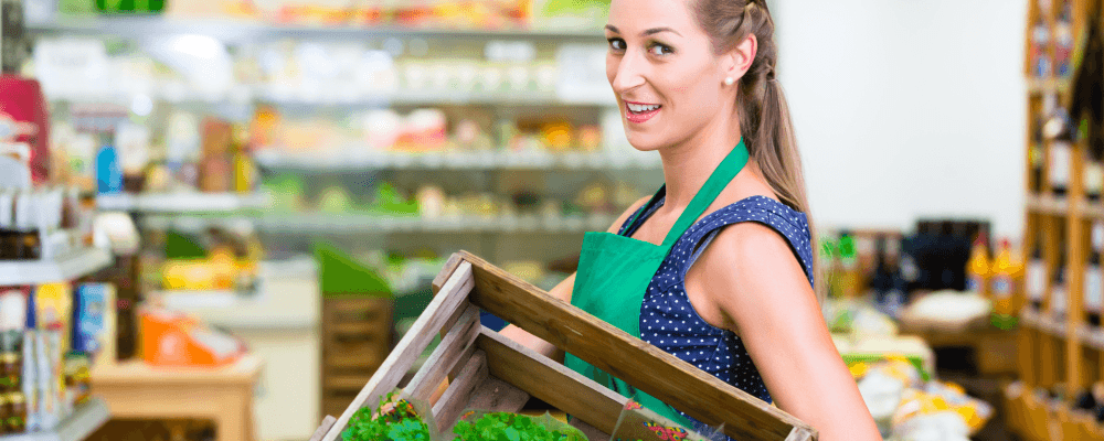 Auf diesem Bild ist eine Person zu sehen, die eine Ausbildung zum/r Fachverkäufer/in im Lebensmittelhandwerk absolviert. Dieser Beruf ist sehr interessant und abwechslungsreich. Die Person hat die Aufgabe, die Kunden über die verschiedenen Lebensmittelprodukte zu informieren und sie bei der Auswahl der richtigen Produkte zu beraten.