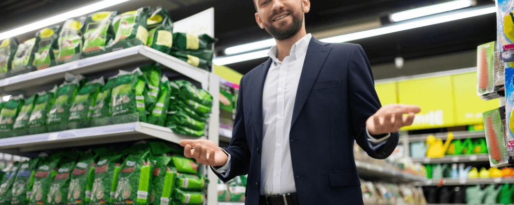Auf diesem Bild ist eine Person zu sehen, die eine Ausbildung zum/r Fachwirt/in für Vertrieb im Einzelhandel absolviert. Die Person sieht kompetent und erfahren aus und scheint ihren Job sehr gut zu können.