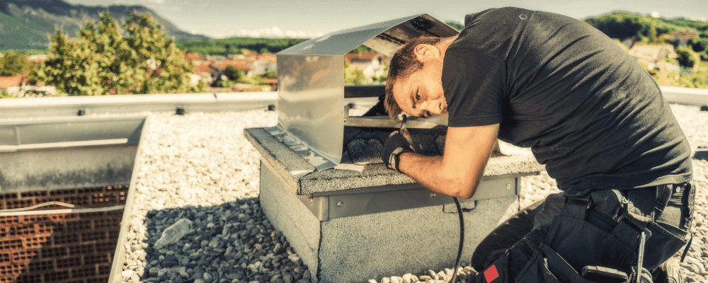 Auf dem Bild ist eine Person zu sehen, die eine Ausbildung zum/r Feuerungs- und Schornsteinbauer/in absolviert. Dieser Beruf ist sehr anspruchsvoll und erfordert viel Fachwissen und Erfahrung. Die Person auf dem Bild ist damit beschäftigt, einen Schornstein zu bauen. Dabei muss sie genau arbeiten und sorgfältig planen, um ein sicheres und stabiles Gebäude zu errichten.