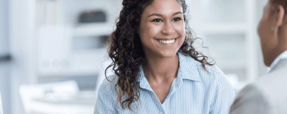 Auf diesem Bild ist eine Person zu sehen, die eine Ausbildung zum/r Finanzwirt/in (mittlerer Dienst) absolviert. Die Person ist verantwortlich für die finanzielle Betreuung von Unternehmen und Organisationen.