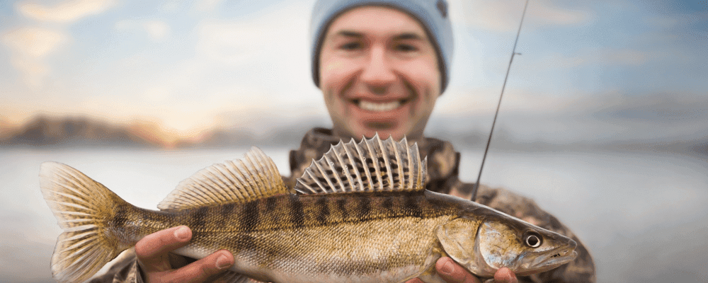 Auf diesem Bild ist eine Person zu sehen, die eine Ausbildung zum/r Fischwirt/in absolviert. Dieser Beruf ist sehr interessant und hat viele Facetten. Die Person kümmert sich um die Fische und sorgt dafür, dass sie gesund bleiben. Außerdem muss sie wissen, wann die Fische spawnen und wo sie ihre Eier ablegen.