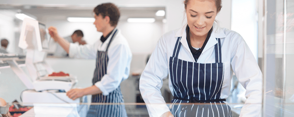 Auf diesem Bild ist eine Person zu sehen, die eine Ausbildung zum/r Fleischer/in absolviert. Dieser Beruf ist sehr abwechslungsreich und interessant. Die Person sieht sehr kompetent und professionell aus.