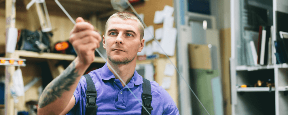 Das Bild zeigt eine Person, die eine Ausbildung zum/r Glasveredler/in absolviert. Dieser Beruf ist sehr anspruchsvoll und erfordert viel Fachwissen und Erfahrung. Die Person auf dem Bild verfügt über beides und kann daher diesen anspruchsvollen Beruf ausüben.