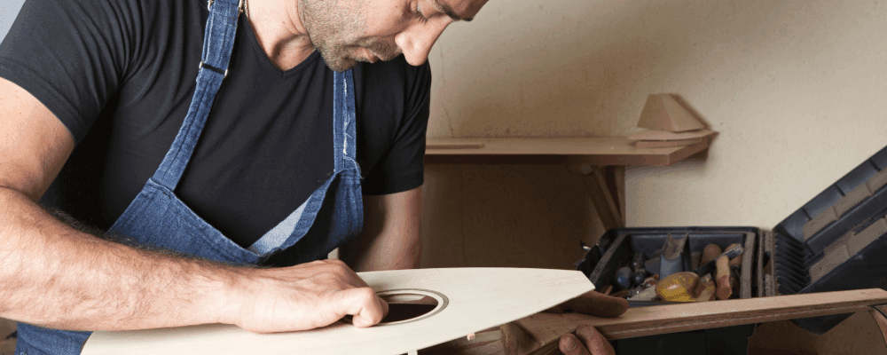 Das ist ein Bild von einer Person, die eine Ausbildung zum/r Handzuginstrumentenmacher/in absolviert.