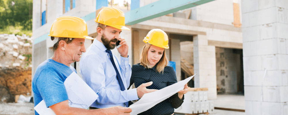 Auf diesem Bild ist eine Person zu sehen, die eine Ausbildung zum/r Hochbaufacharbeiter/in absolviert. Dieser Beruf ist sehr vielseitig und umfasst unter anderem die Arbeiten am Rohbau, an der Fassade und an der Innenausstattung von Gebäuden. Die Hochbaufacharbeiter sind für die Planung, Organisation und Durchführung dieser Arbeiten verantwortlich. Sie müssen dafür sorgen, dass die Bauarbeiten reibungslos ablaufen und die Qualitätsstandards eingehalten werden.