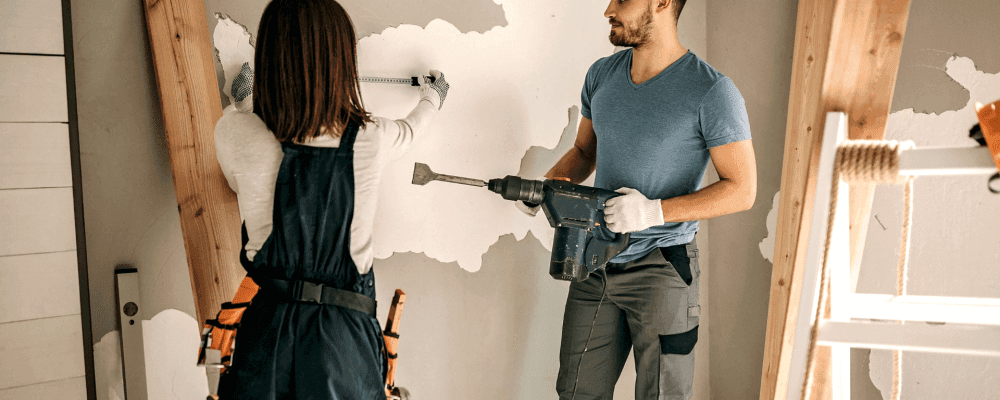 Auf diesem Bild ist eine Person zu sehen, die eine Ausbildung zum/r Holz- und Bautenschützer/in absolviert. Dieser Beruf ist sehr wichtig, da er dafür sorgt, dass unsere Häuser und Gebäude vor Schäden geschützt werden. 