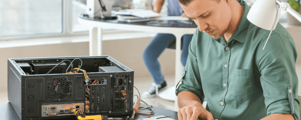 Auf diesem Bild ist eine Person zu sehen, die eine Ausbildung zum/r IT-Systemelektroniker/in absolviert. Dieser Beruf ist sehr vielseitig und umfasst die Installation, Wartung und Reparatur von elektronischen Systemen.