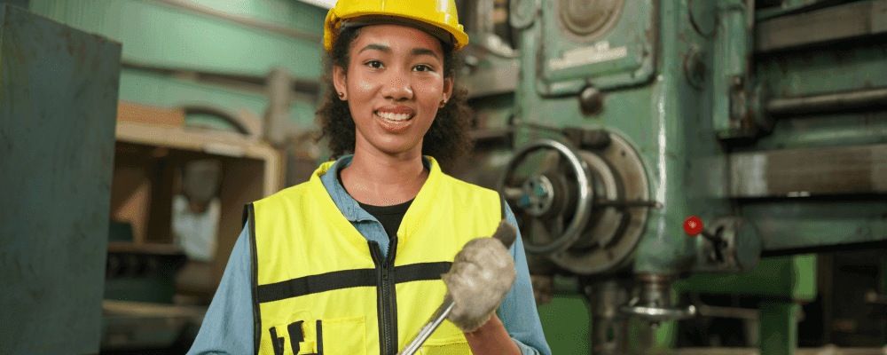 Das Bild zeigt eine Person, die eine Ausbildung zum/r Industriemechaniker/in Instandhaltung absolviert. Die Person ist damit beschäftigt, Geräte und Anlagen in einem Betrieb zu warten und instand zu setzen. Dieser Beruf ist sehr vielseitig und anspruchsvoll, da die Mechaniker/innen stets auf dem neusten Stand der Technik sein müssen.