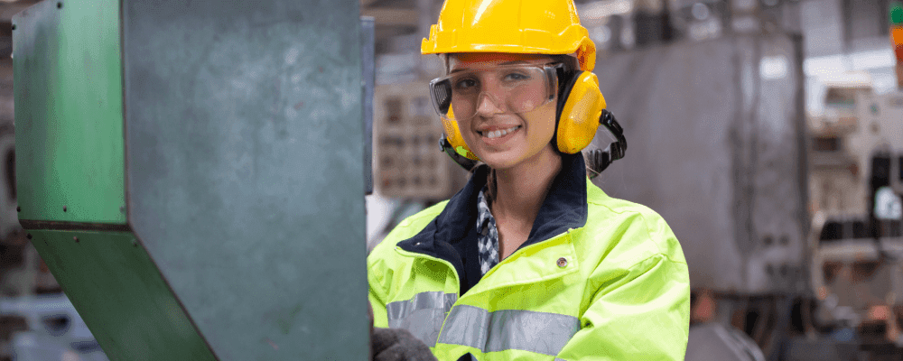 Auf diesem Bild ist eine Person zu sehen, die eine Ausbildung zum/r Industriemechaniker/in Produktionstechnik absolviert. Dieser Beruf ist sehr abwechslungsreich und interessant. Die Person hat viel Spaß an der Arbeit und kann sich immer weiter entwickeln.