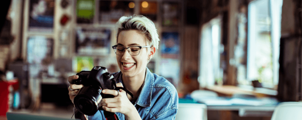 Auf diesem Foto ist eine Person zu sehen, die eine Ausbildung zur/m Fotomedienfachfrau/-fachmann absolviert. Dieser Beruf umfasst die Bearbeitung und Optimierung von digitalen Bildern für verschiedene Medien. Die Person auf dem Foto kann also mit Sicherheit sagen, dass sie ihr Handwerk versteht!