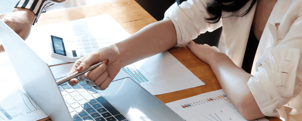 Auf diesem Bild ist eine Person zu sehen, die ein Duales Studium  BWL - Finanzdienstleistungen absolviert. Dieser Beruf ist sehr interessant und abwechslungsreich. Die Person hat viel Erfahrung in der Branche und kann daher viele verschiedene Aufgaben übernehmen. Sie ist kompetent und weiß genau, was sie tut. Daher ist sie für ihren Job bestens geeignet.