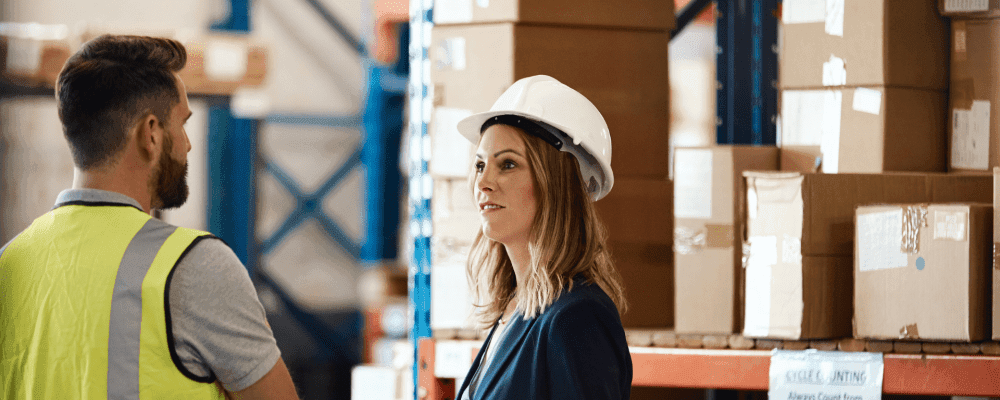 Auf diesem Bild ist eine Person zu sehen, die ein Duales Studium BWL Logistikmanagement absolviert. Dieser Beruf ist sehr wichtig, da er dafür sorgt, dass alle Güter und Waren richtig gelagert und verteilt werden. Ohne Logistikmanager wäre es unmöglich, ein Unternehmen zu betreiben.