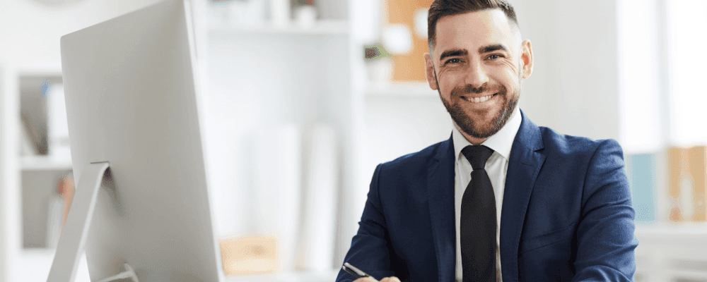 Auf diesem Bild ist eine Person zu sehen, die den Beruf des Mittelstandsmanagers ausübt. Dieser Beruf ist sehr anspruchsvoll und erfordert ein hohes Maß an Fachwissen und Können. Die Person auf dem Bild ist daher sehr kompetent und hat sich in diesem Bereich bereits etabliert.