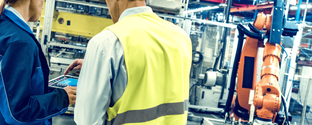 Auf diesem Bild ist eine Person zu sehen, die ein Duales Studium Automatisierungstechnik absolviert. Sie arbeitet an einer Maschine und kontrolliert dabei die automatisierten Prozesse. Durch ihre Arbeit sorgt sie für einen reibungslosen Ablauf in der Produktion und trägt somit zur Effizienz bei.