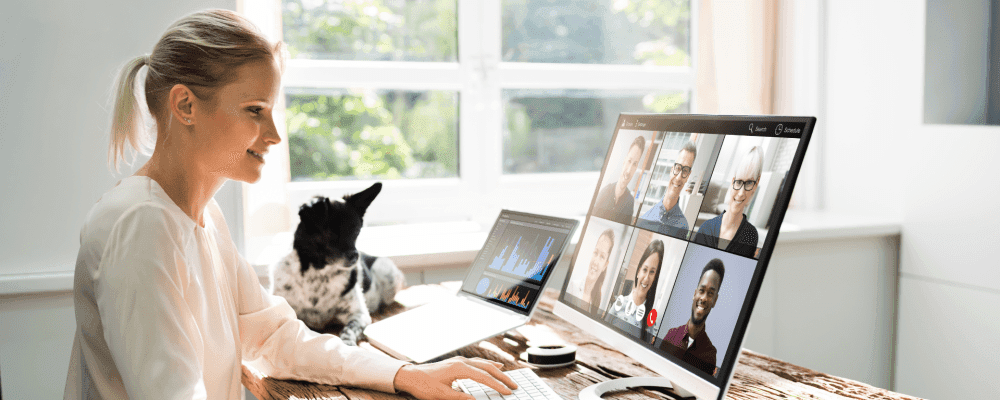 Auf diesem Bild ist eine Person zu sehen, die ein Duales Studium BWL Dialog- und Onlinemarketing absolviert. Sie sieht konzentriert aus und ist offensichtlich damit beschäftigt, ihr Wissen an andere weiterzugeben. Ihr Lächeln zeigt, dass sie ihre Arbeit gerne macht und mit viel Engagement bei der Sache ist.