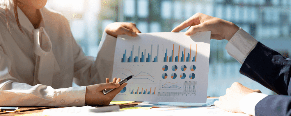 Dies ist ein Bild einer Person, die ein Duales Studium Wirtschaftswissenschaften absolviert. Dieser Beruf ist sehr interessant und vielseitig, da er sich mit der Analyse von wirtschaftlichen Trends und Daten beschäftigt. Die Person auf dem Bild sieht sehr kompetent und engagiert aus und scheint ihren Job sehr zu genießen.