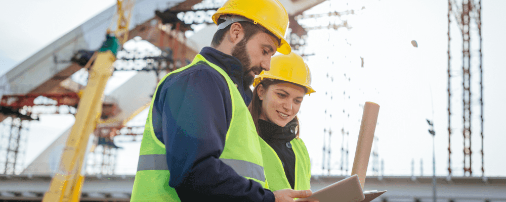 Dieses Bild zeigt eine Person, die ein duales Studium Bauingenieurwesen absolviert. Dieser Beruf ist sehr vielseitig und umfasst die Planung, Konstruktion und Überwachung von Bauprojekten aller Art. Bauingenieure müssen für ihre Arbeit häufig komplexe technische Berechnungen durchführen und sind stets mit den neuesten Entwicklungen in ihrem Fachgebiet vertraut.