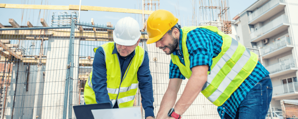 Dieses Bild zeigt eine Person, die ein duales Studium Bauwesen Projektmanagement absolviert. Dabei ist sie verantwortlich für die Planung und Organisation von Baustellen. Sie muss sicherstellen, dass alle Arbeiten termingerecht und kosteneffizient durchgeführt werden.