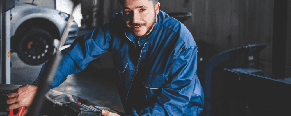 Die Ausbildung zum Karosserie- und Fahrzeugmechaniker/in umfasst die Reparatur, Wartung und Pflege von Fahrzeugen. Als Mechaniker/in sorgt man dafür, dass die Fahrzeuge in einem guten Zustand bleiben und reibungslos funktionieren.