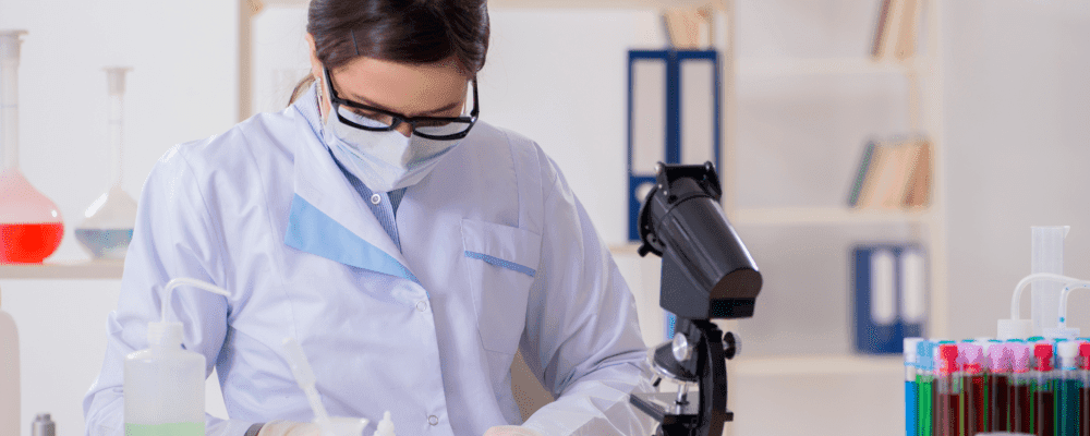 Auf diesem Bild ist eine Person zu sehen, die ein duales Studium Chemie absolviert. Sie ist in einem Labor tätig und führt dort Experimente durch. Dabei untersucht sie verschiedene chemische Reaktionen und stellt neue Verbindungen her. Ihre Arbeit ist von großer Bedeutung, da sie so wichtige Erkenntnisse über die Natur der Materie gewinnen kann.