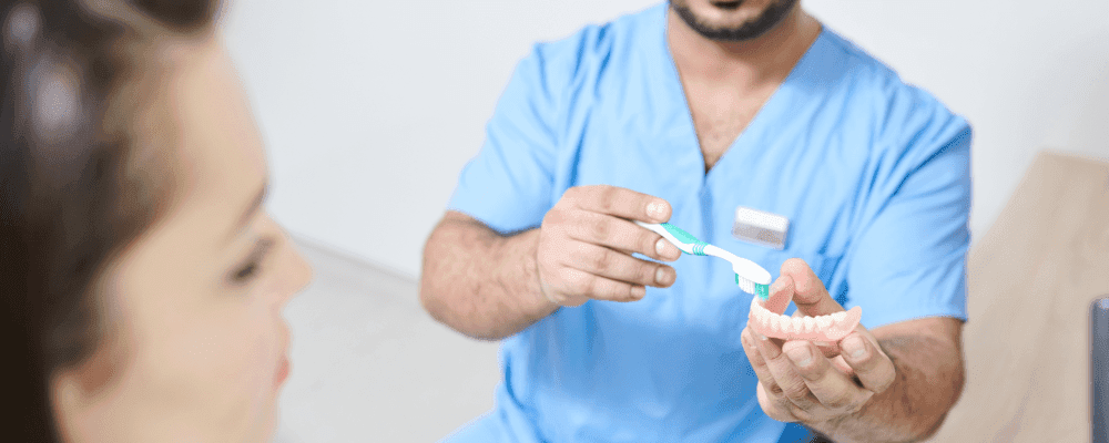 Auf diesem Bild ist eine Person zu sehen, die ein duales Studium Dentalhygiene und Präventionsmanagement absolviert. Dabei handelt es sich um einen anerkannten Gesundheitsberuf, der sich mit der Vorbeugung und Beseitigung von Erkrankungen des Zahn-, Mund- und Kieferbereichs beschäftigt. Die Aufgaben eines Dentalhygienikers umfassen unter anderem die Reinigung und Pflege der Zähne sowie die Beratung von Patienten in Sachen Zahnpflege.