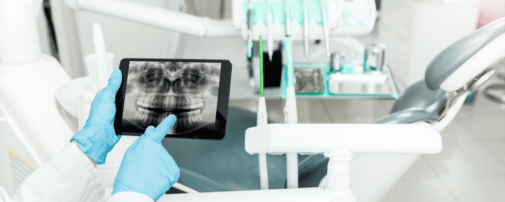 Auf diesem Bild ist eine Person zu sehen, die ein duales Studium Digitale Dentale Technologie absolviert. Diese Person nutzt digitale Dentale Technologie, um Patienten behandeln zu können. Dank dieser modernen Technik können Zahnärzte ihren Patienten bessere Behandlungsmöglichkeiten anbieten und so die Gesundheit der Zähne verbessern.