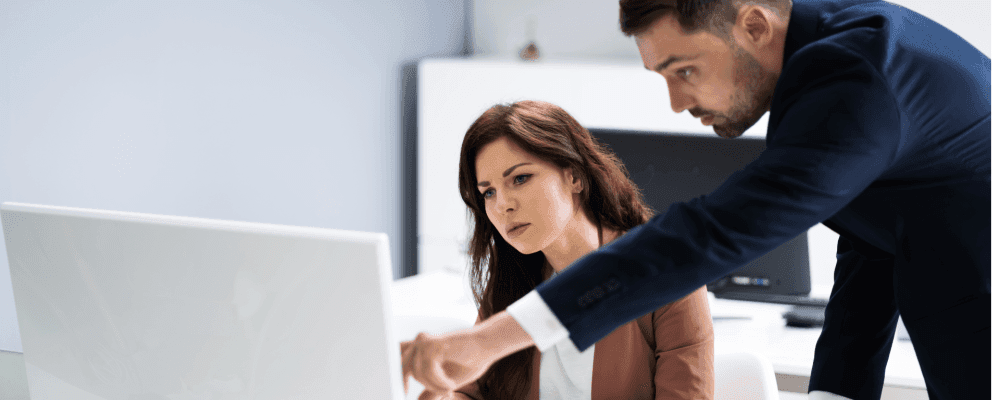 Auf diesem Bild ist eine Person zu sehen, die ein duales Studium Digitale Verwaltung absolviert. Dieser Beruf ist sehr wichtig, da er dafür verantwortlich ist, die Daten einer Organisation zu verwalten und sicherzustellen, dass alles reibungslos funktioniert.
