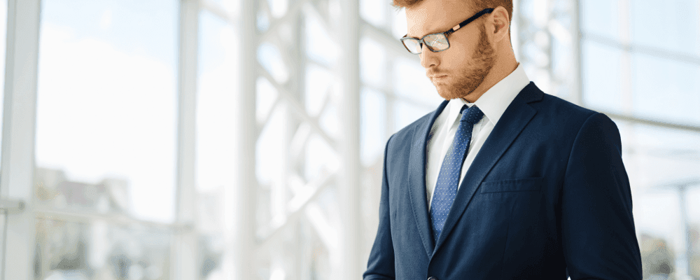 Auf diesem Bild ist eine Person zu sehen, die ein duales Studium Wirtschaft und Management absolviert. Dieser Beruf ist sehr vielseitig und umfasst die Planung, Organisation und Durchführung von wirtschaftlichen Prozessen. 