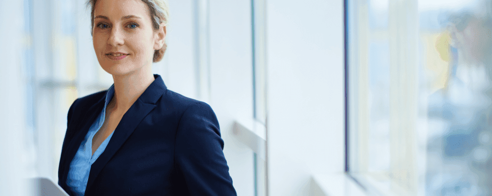 Dieses Bild zeigt eine Person, die ein duales Studium E-Government absolviert. Dabei handelt es sich um die Nutzung von Informationstechnologie in der Verwaltung und im Bereich des öffentlichen Sektors, um diesen effizienter und transparenter zu gestalten.