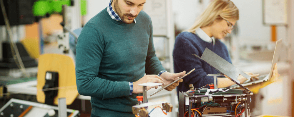 Auf diesem Bild ist eine Person zu sehen, die ein duales Studium Elektro- und Informationstechnik absolviert. Dieser Beruf umfasst die Planung, Installation und Wartung von elektrischen Anlagen und Systemen. 