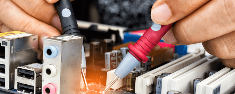 Auf diesem Bild ist eine Person zu sehen, die ein duales Studium Werkstofftechnik absolviert. Dieser Beruf umfasst die Bearbeitung und Prüfung von Metallen und anderen Werkstoffen. Die Person auf dem Bild ist damit beschäftigt, ein Metallobjekt zu bearbeiten.