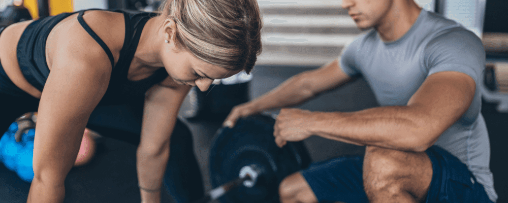 Auf diesem Bild siehst du eine Person, die ein duales Studium Fitnesstraining absolviert. Sie ist sehr fit und trainiert regelmäßig, um in Topform zu bleiben. Durch ihr Fitnessprogramm kann sie viel Energie und Ausdauer aufbringen und ist daher bestens für ihren Job geeignet.
