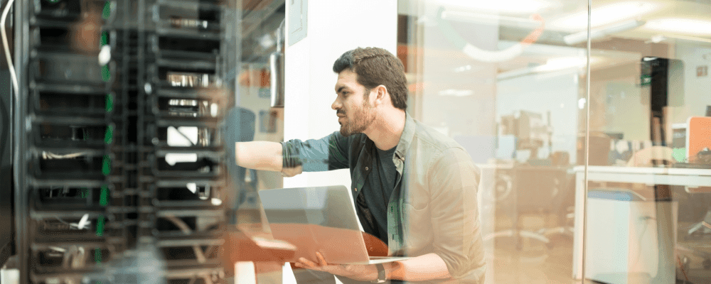 Eine Person, die ein duales Studium Verwaltungsinformatik absolviert, ist auf diesem Bild zu sehen. Die Verwaltungsinformatik ist ein Teilgebiet der Informatik, welches sich mit der Planung, Organisation und dem Einsatz von Informations- und Kommunikationstechnologien (IKT) in Unternehmen und anderen Organisationen befasst.