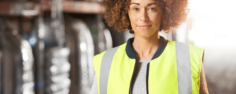 Auf diesem Bild ist eine Person zu sehen, die ein duales Studium Verkehrsbetriebswirtschaft und Logistik absolviert. Dieser Beruf ist sehr vielseitig und umfasst die Planung, Organisation und Koordination des gesamten Verkehrs- und Transportwesens. Die Person auf dem Bild ist verantwortlich für die reibungslose Abwicklung von Transporten und sorgt dafür, dass Waren und Güter pünktlich an ihren Bestimmungsort gelangen.
