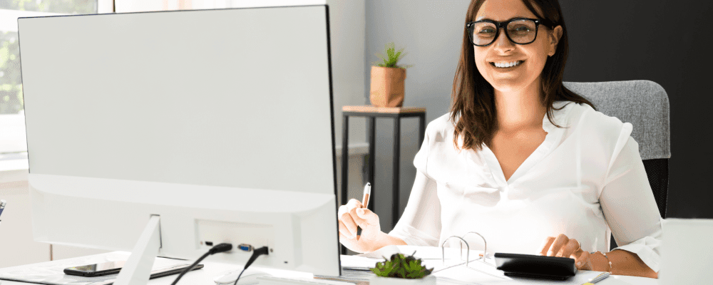 Auf diesem Bild ist eine Person zu sehen, die eine Ausbildung zum/r Kauffrau/-mann für Büromanagement - Finanzbuchhaltung und Controlling absolviert. Diese Person ist verantwortlich für die Organisation und Koordination von Büroarbeiten sowie die finanzielle Führung und Kontrolle eines Unternehmens. Kaufleute für Büromanagement müssen daher über fundierte Kenntnisse in den Bereichen Buchhaltung, Rechnungswesen und Controlling verfügen.