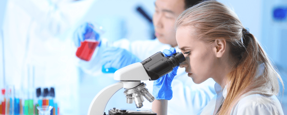 Auf diesem Bild ist eine Person zu sehen, die ein duales Studium Technische Chemie absolviert. Dieser Beruf ist sehr vielseitig und umfasst die Herstellung, Analyse und Optimierung von chemischen Produkten und Prozessen. Die technische Chemie ist ein wichtiger Teil der modernen Industrie und leistet einen wesentlichen Beitrag zur Gestaltung unserer Umwelt.