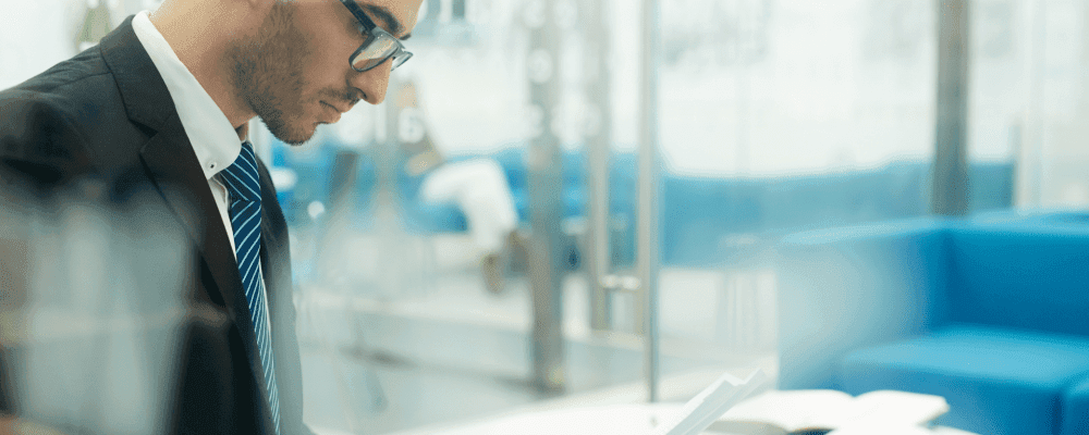 Auf diesem Bild ist eine Person zu sehen, die eine Ausbildung des Bankkaufmanns oder der Bankkauffrau absolviert. Dieser Beruf ist sehr interessant und abwechslungsreich. Die Person hat viel Kontakt mit Menschen und kann in verschiedenen Bereichen tätig sein.