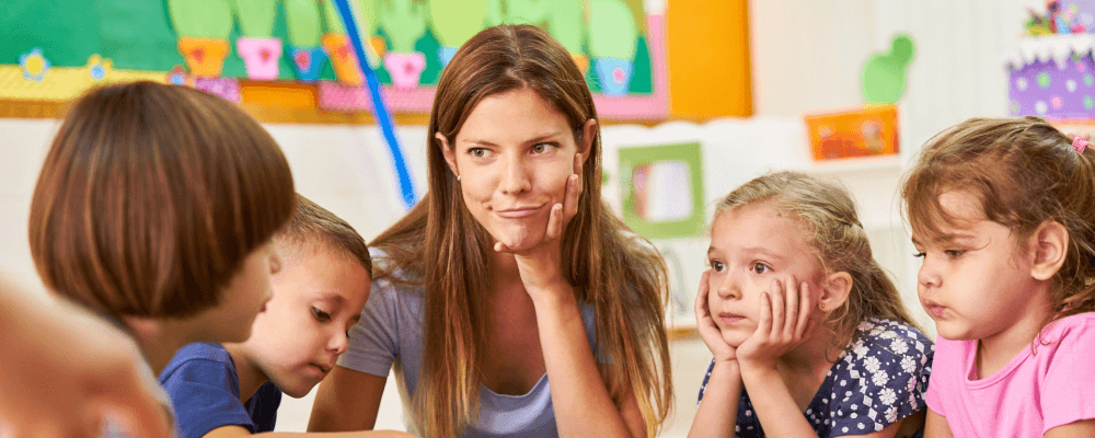Auf diesem Bild ist eine Person zu sehen, die ein duales Studium Sozialpädagogik absolviert. Dieser Beruf ist sehr wichtig, da er sich um die Betreuung von Kindern und Jugendlichen kümmert, die aus sozial schwierigen Verhältnissen stammen. Die Sozialpädagogik bietet Hilfe für Kinder und Jugendliche, damit sie ihr Leben meistern können und trotz aller Widrigkeiten eine positive Zukunft haben.