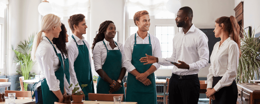 Dies ist ein Foto von einer Person, die ein duales Studium Gastronomiemanagement absolviert. Diese Person ist verantwortlich für die Planung und Organisation aller gastronomischen Aktivitäten in einem Unternehmen.