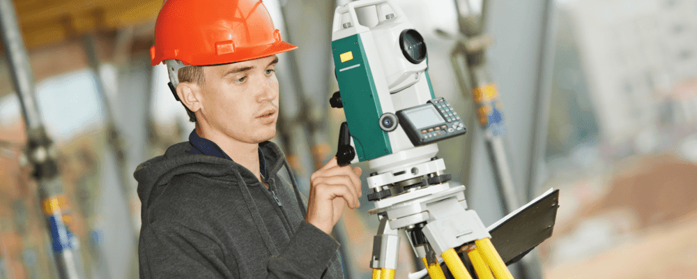Auf diesem Bild ist eine Person zu sehen, die ein duales Studium Geoinformatik absolviert. Geoinformatiker sind Experten in der Erfassung, Verarbeitung und Analyse geographischer Daten. Sie nutzen computergestützte Systeme, um raumbezogene Informationen zu erfassen, zu verarbeiten und zu analysieren. Diese Fähigkeiten sind von entscheidender Bedeutung für viele Bereiche, in denen räumliche Informationen eine wichtige Rolle spielen, zum Beispiel bei der Planung von Städten oder Infrastrukturen.