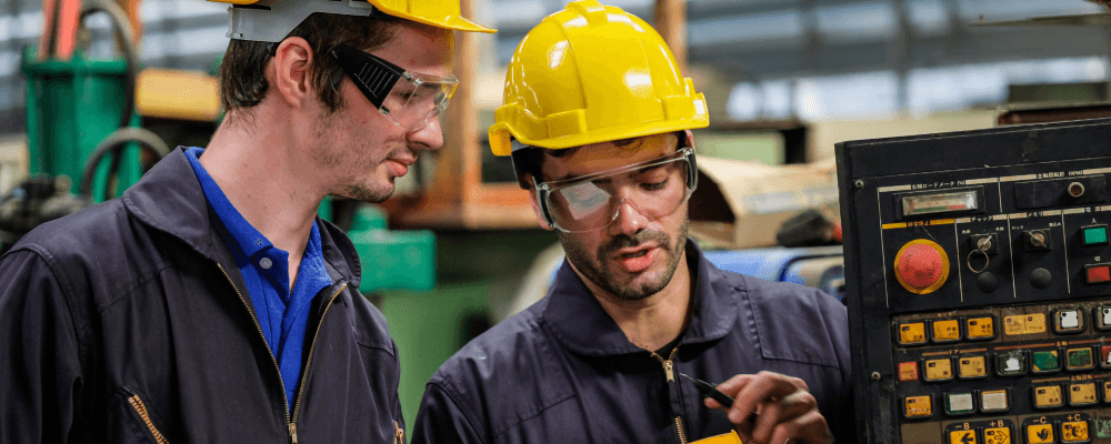 Dieses Bild zeigt eine Person, die ein duales Studium Service-Ingenieurwesen absolviert. Dieser Beruf ist sehr anspruchsvoll und erfordert viel Fachwissen und Erfahrung. Die Person auf dem Bild ist sehr kompetent und hat sich in diesem Bereich bereits etabliert.