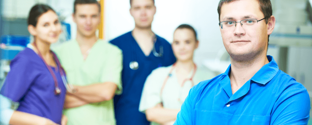 Auf diesem Bild ist eine Person zu sehen, die ein duales Studium Gesundheitsökonomie absolviert. Dieser Beruf ist sehr wichtig, da er dafür sorgt, dass die Gesundheit der Bevölkerung verbessert wird.