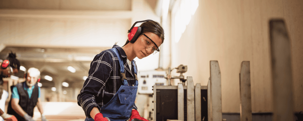 Auf diesem Bild ist eine Person zu sehen, die ein duales Studium Holztechnik absolviert. Die Holztechnik ist ein wichtiger Teil der Bauindustrie und umfasst die Herstellung von Möbeln, Türen, Fenstern und anderen Konstruktionen aus Holz. Die Person auf dem Bild sieht professionell aus und verfügt offensichtlich über das notwendige Wissen und die Fähigkeiten, um erfolgreich in diesem Bereich tätig zu sein.