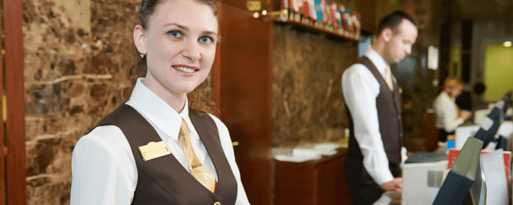 Auf diesem Bild ist eine Person zu sehen, welche eine Ausbildung zum/r Kauffrau/-mann für Hotelmanagement absolviert. Dieser Beruf ist sehr abwechslungsreich und interessant. Die Person kann in verschiedenen Hotels arbeiten und hat viele Aufgaben, wie zum Beispiel die Betreuung der Gäste, die Organisation von Veranstaltungen oder die Buchhaltung.