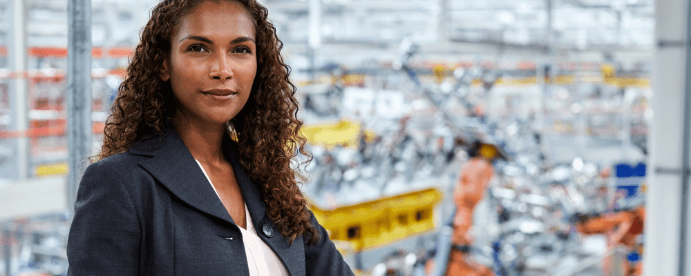 Auf diesem Bild ist eine Person zu sehen, die ein duales Studium Industrielles Servicemanagement absolviert. Dieser Beruf ist sehr vielseitig und umfasst die Planung, Organisation und Kontrolle der technischen Dienstleistungen in einem Unternehmen. Die Person auf dem Bild ist verantwortlich für die Optimierung der Prozesse und für die Einhaltung der Qualitätsstandards.